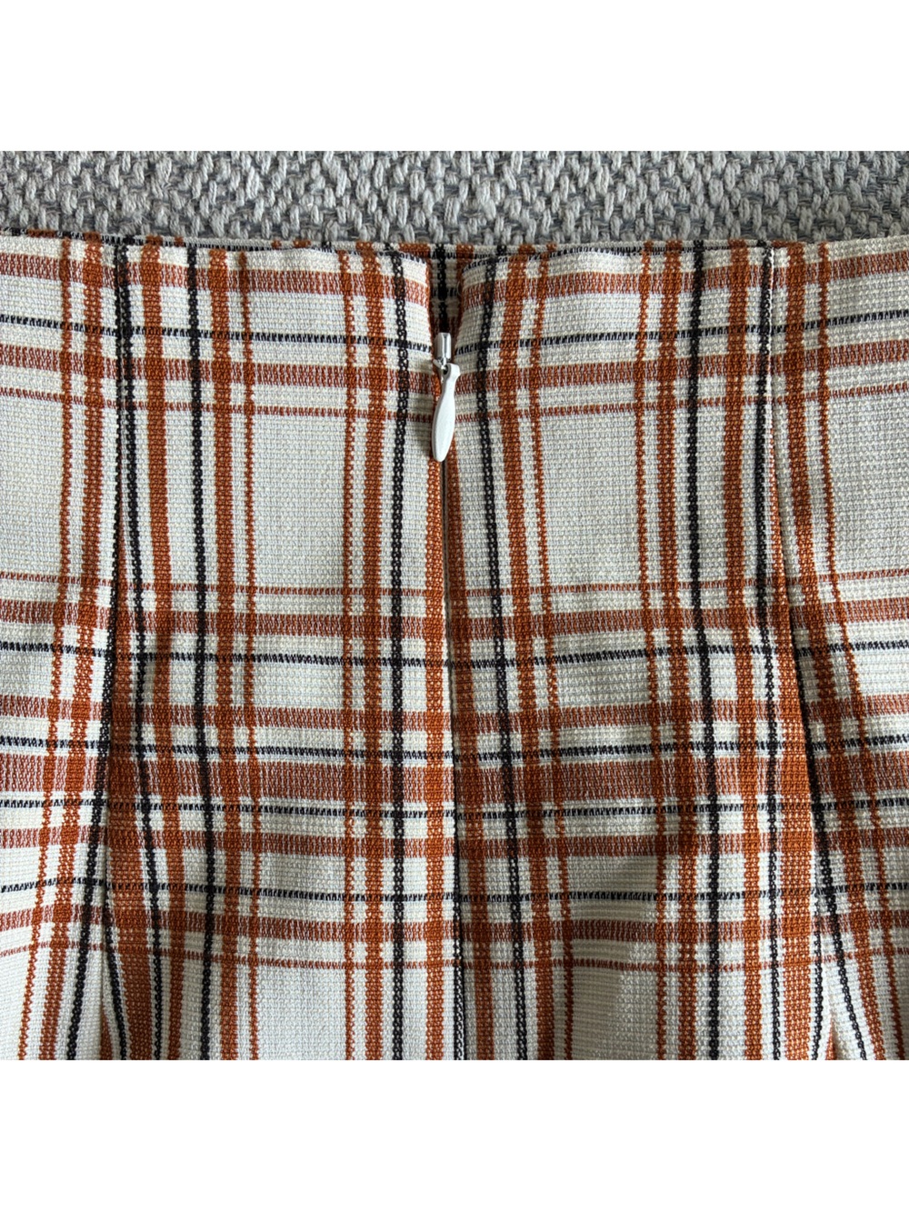 Veronica Beard Roman Plaid
Mini Skirt White Multi Pleated
Size 6 - Picture 8 of 12
